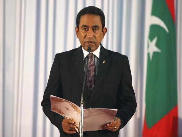 Abdulla Yameen takes his oath as the President of Maldives during a swearing-in ceremony at the parliament in Male