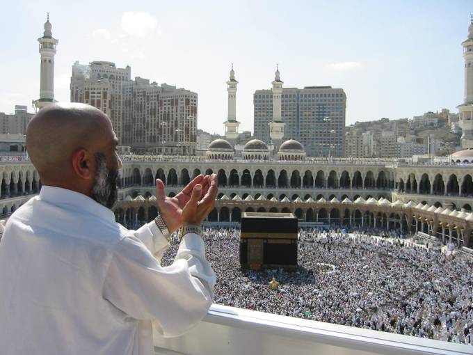 Supplicating_Pilgrim_at_Masjid_Al_Haram._Mecca_Saudi_Arabia