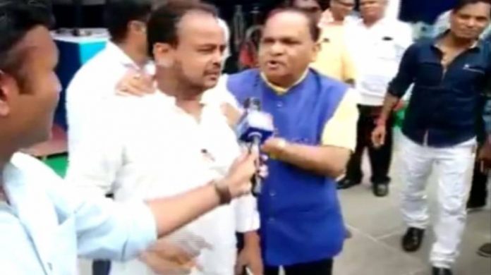 BJP-MLA-CP-Singh-with-Congress-MLA-Imran-Ansari-770x432