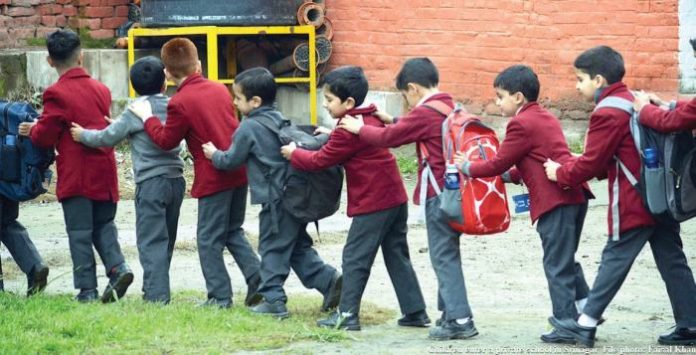 Children-enter-a-private-school-in-Srinagar