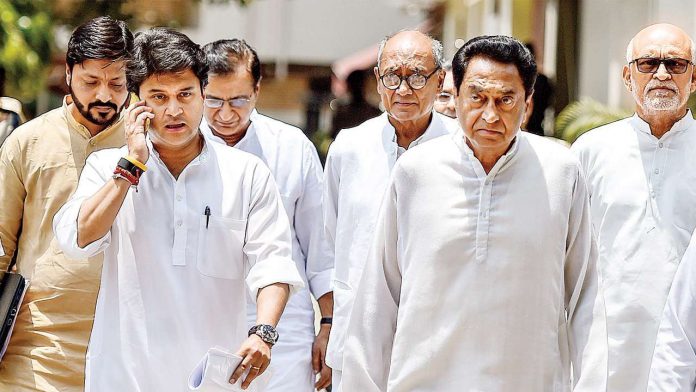 699824-jyotiraditya-scindia-kamal-nath-pti (1)