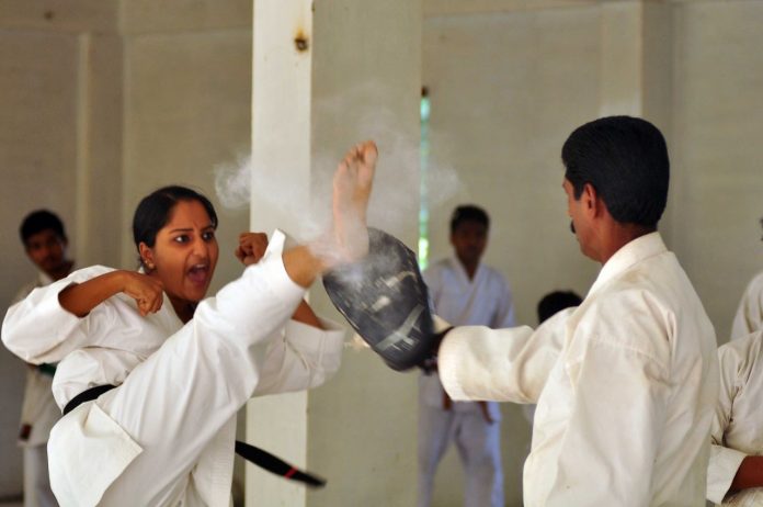 Reenu practicing karate കാരാട്ടെ അഭ്യസിപ്പിക്കുന്ന റീനു ജെഫിന്