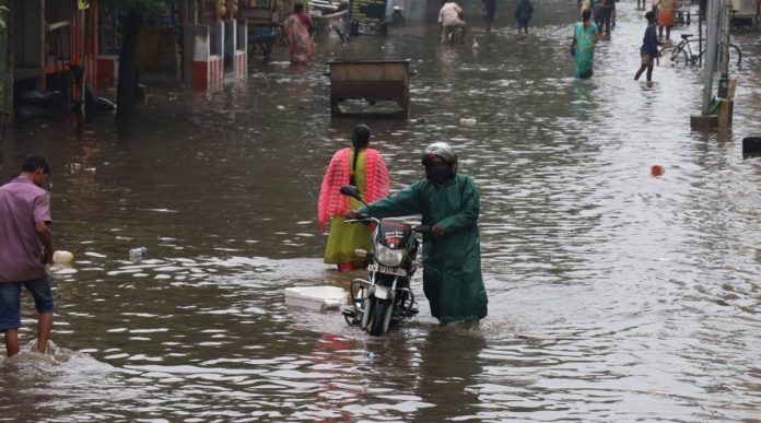 cyclone-nivar കനത്ത മഴയില് തമിഴ്നാട്ടിലെ താഴ്ന്ന പ്രദേശങ്ങള് വെള്ളത്തിനടിയിലായി (Picture Credits: The Indian Express Malayalam