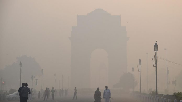 Delhi under smoky mist Delhi under smoky mist