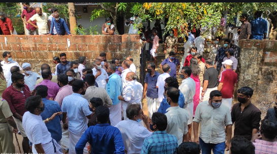 nadapuram tension arises between police and party leaders