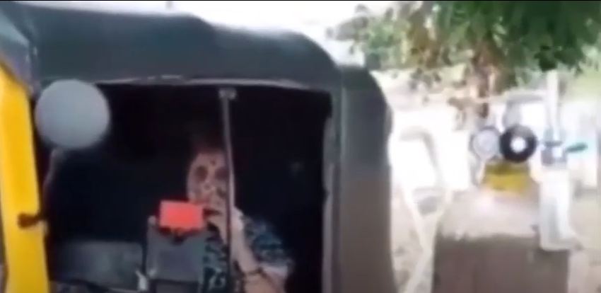 Satara woman waits in autorickshaw with oxygen cylinder