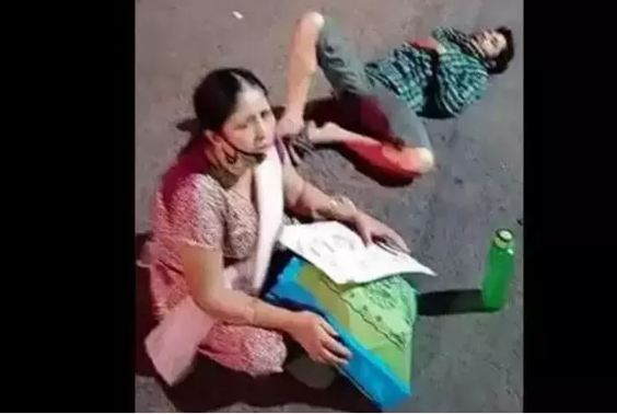 mother sitting on the road with her COVID positive son in Ahmedabad