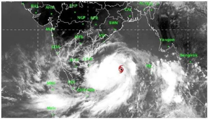 സംസ്ഥാനത്ത് ഇന്നും മഴ, നാല് ജില്ലകളിൽ യെൽലോ അലർട്ട്; ജില്ല വാർത്തകൾ സംസ്ഥാനത്ത് ഇന്നും മഴ, നാല് ജില്ലകളിൽ യെൽലോ അലർട്ട്; ജില്ല വാർത്തകൾ
