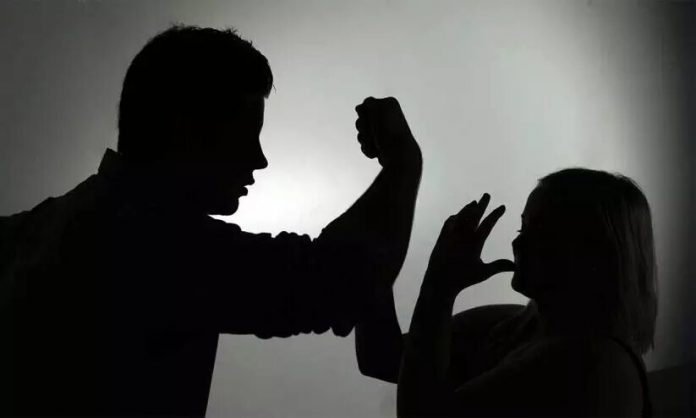 1067443-women-attack