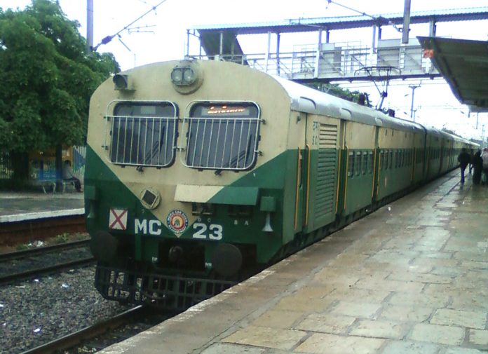 1200px-Bhongir-Falaknuma_MEMU_at_Malkajgiri_station_02