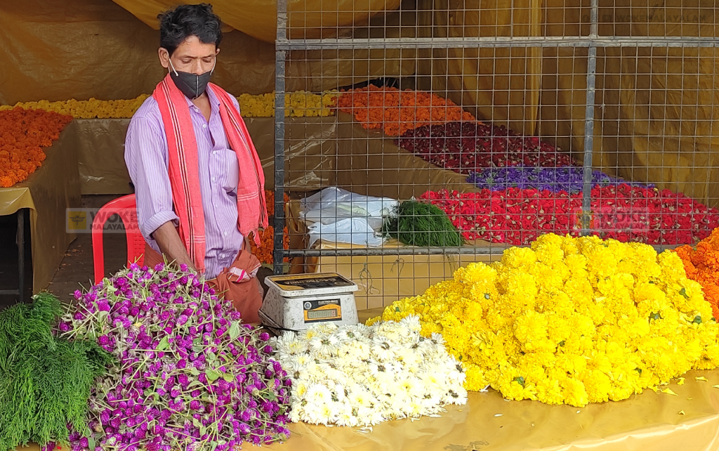 പാലക്കാട് നിന്നും എറണാകുളത്ത് ഓണവിപണി തുറന്ന് ശ്രീകുമാർ; Man from Palakkad selling flowers at Ernakulam Paramara Road, North Railway Station Kochi ; (c) Woke Malayalam