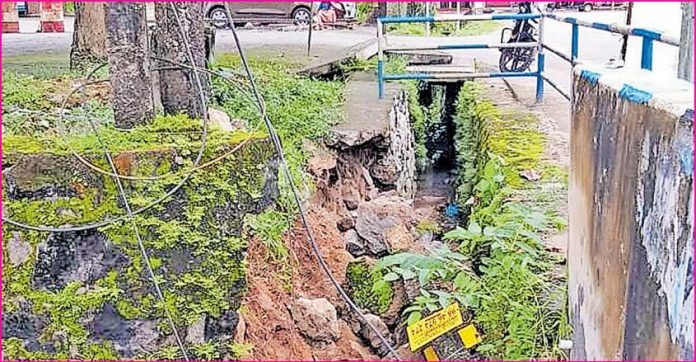 trivandrum-road-side-damaged.jpg.image.845.440